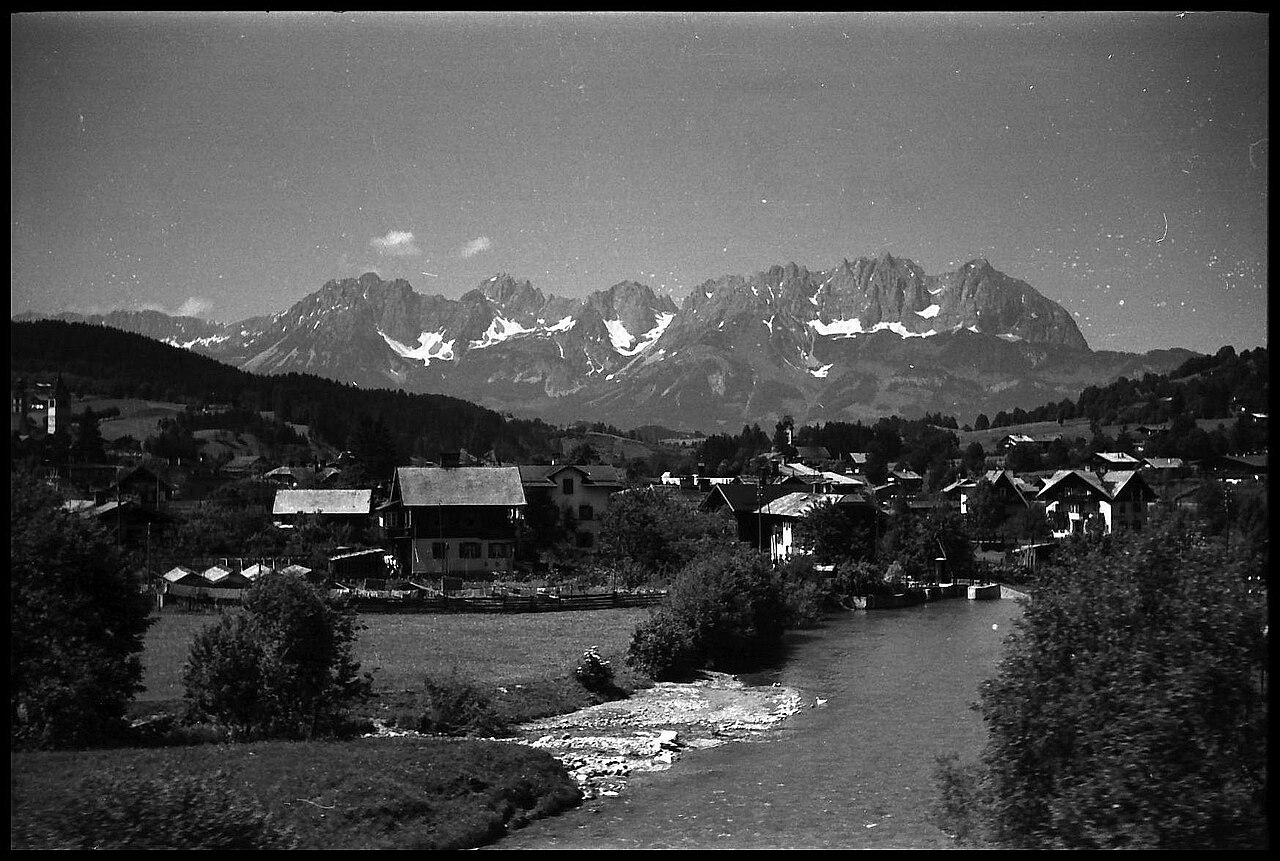 Schwarz-Weiß-Foto von 1944: Kitzbühel mit dem Wilden Kaiser im Hintergrund