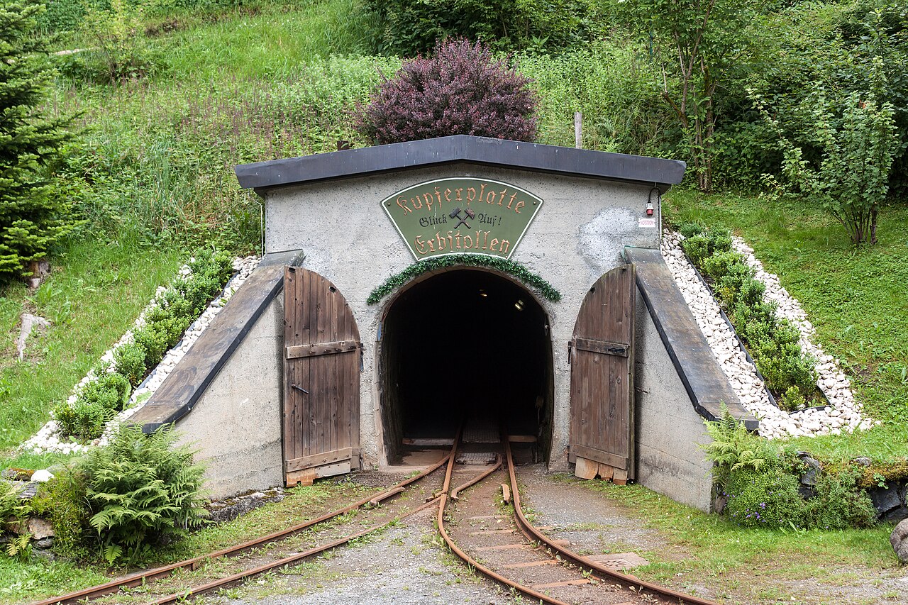 Der Eingang zum Schaubergwerk Kupferplatte in Jochberg, mit Grubenbahn