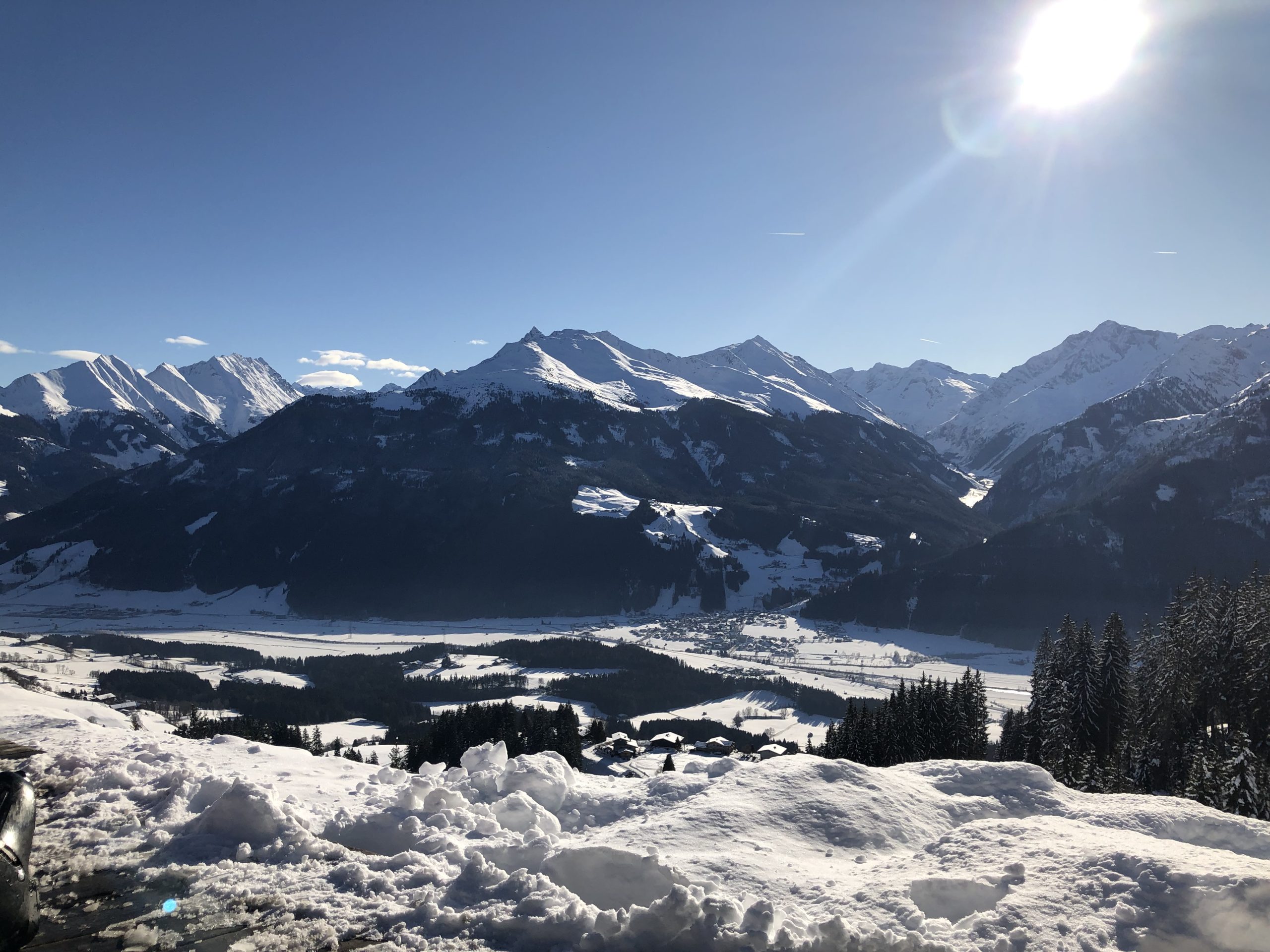 Winters uitzicht over het dal bij Jochberg met besneeuwde bergen in de zon